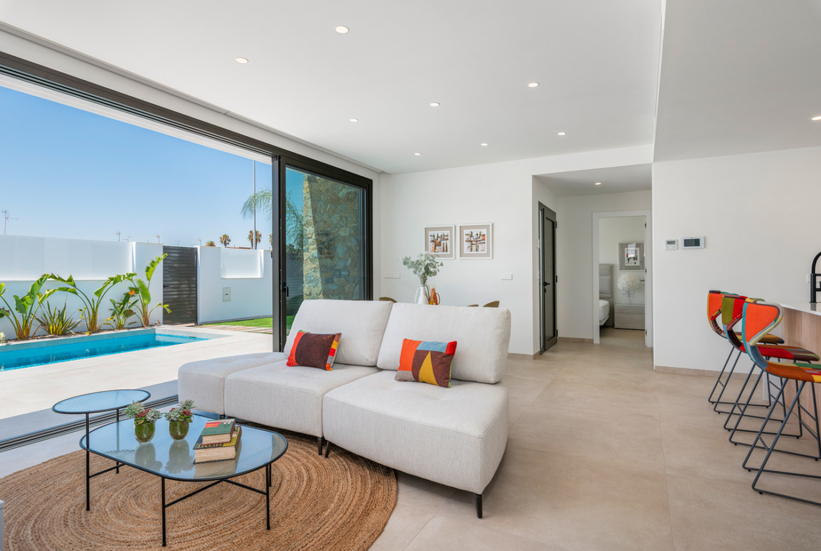 7 Nowa willa z basenem nad morzem w Hiszpanii