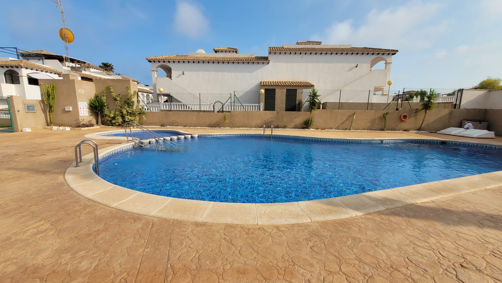 36 Hiszpania, Duplex na zamkniętym osiedlu z basenem