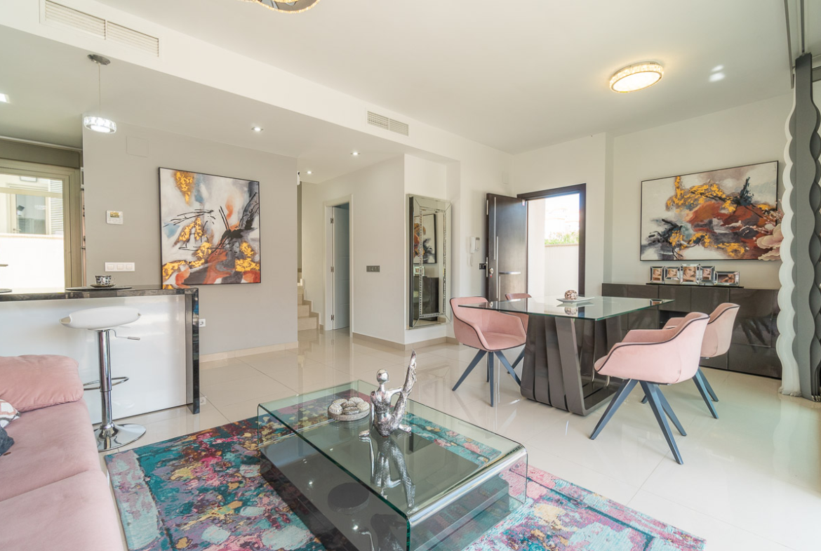 12 Nowoczesna willa z basenem w El Galan