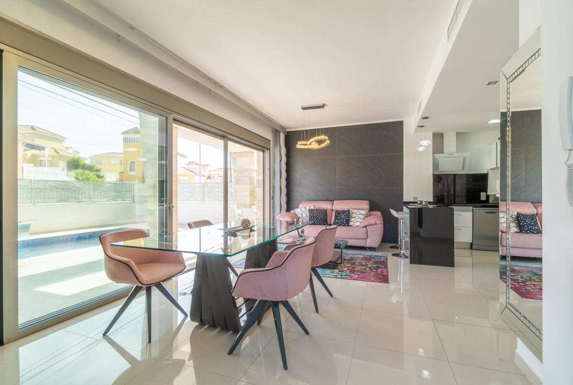 13 Nowoczesna willa z basenem w El Galan