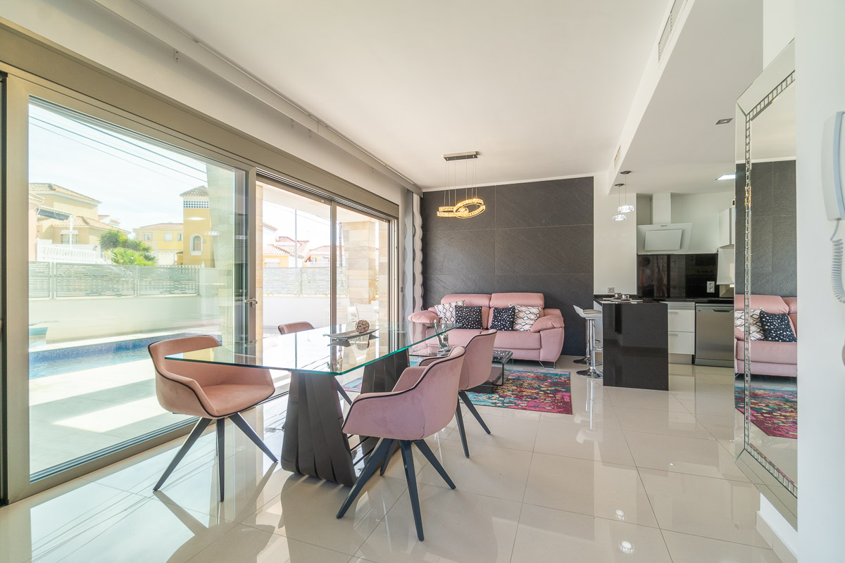 13 Nowoczesna willa z basenem w El Galan