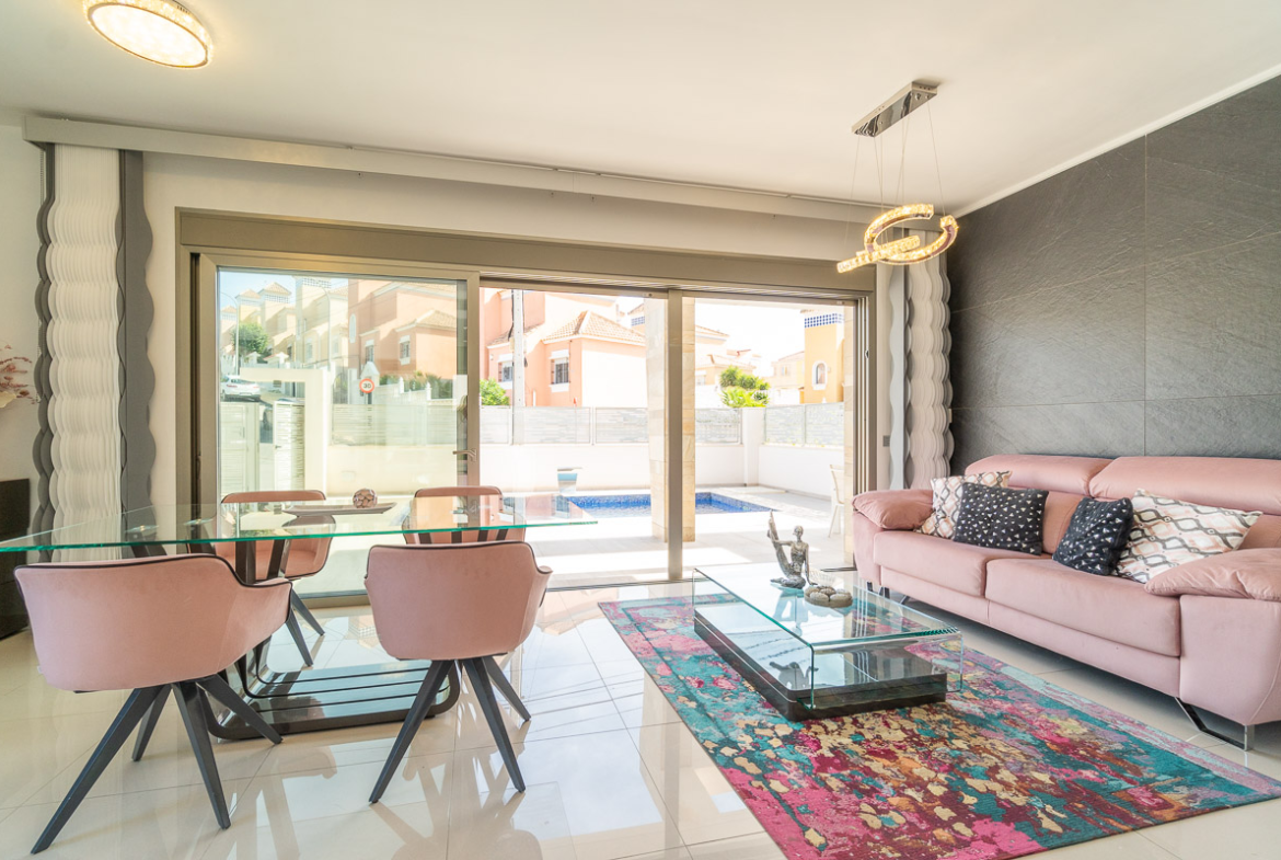 14 Nowoczesna willa z basenem w El Galan