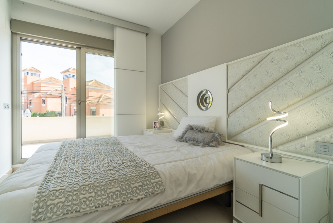 23 Nowoczesna willa z basenem w El Galan