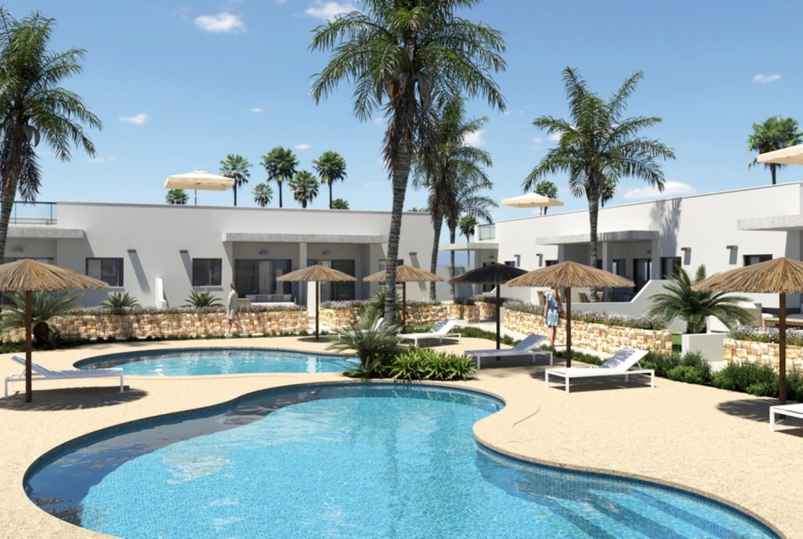 dom na kameralnym osiedlu z basenem