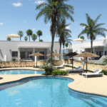 dom na kameralnym osiedlu z basenem