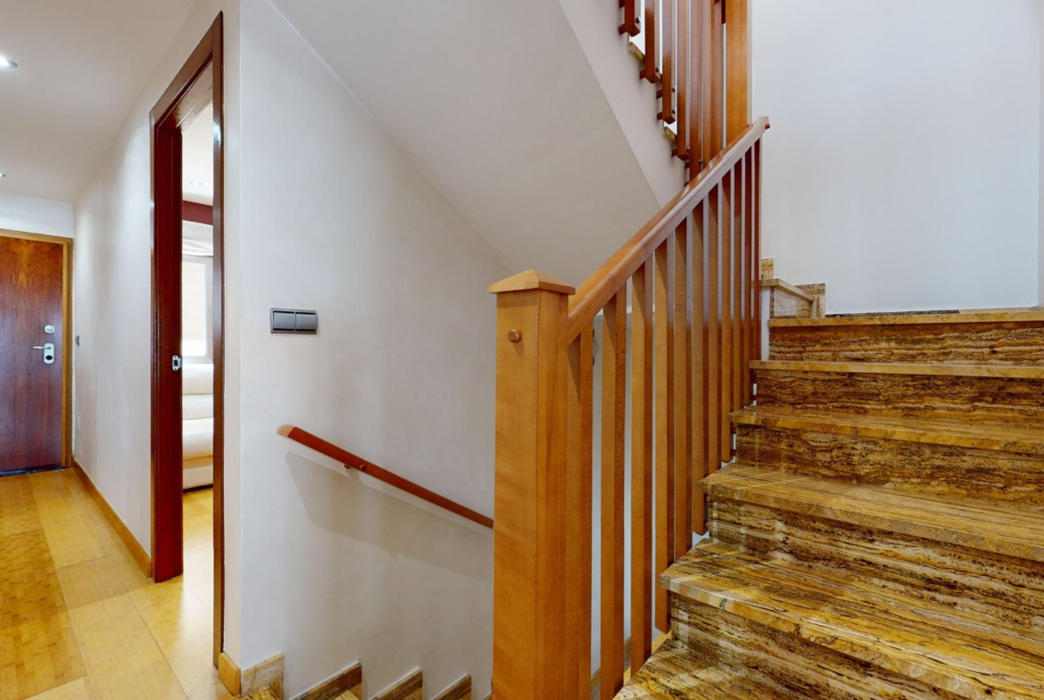 nieruchomosci, Nowoczesny duplex w Hiszpanii